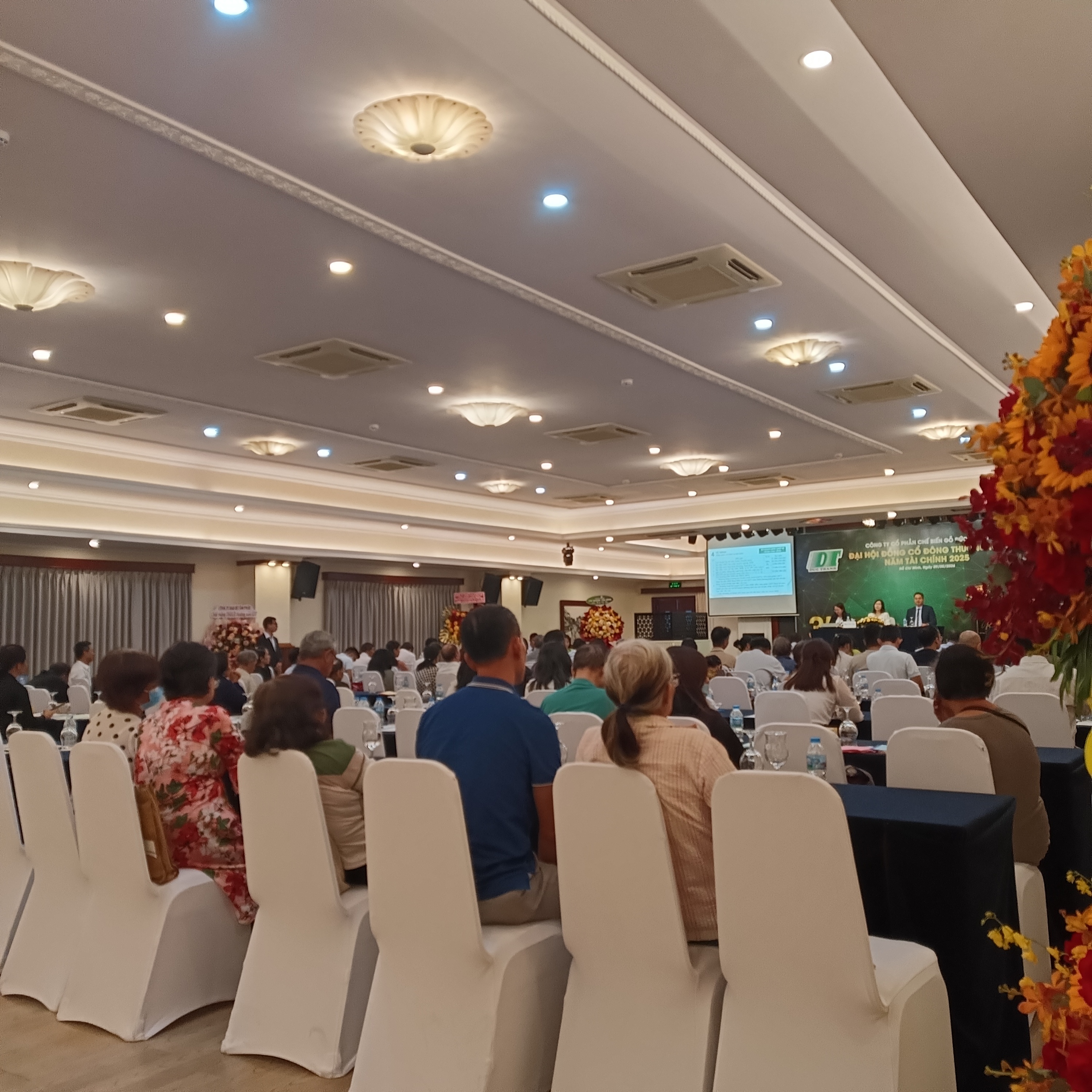 Cổ đông nhiều mấy bác lớn tuổi.