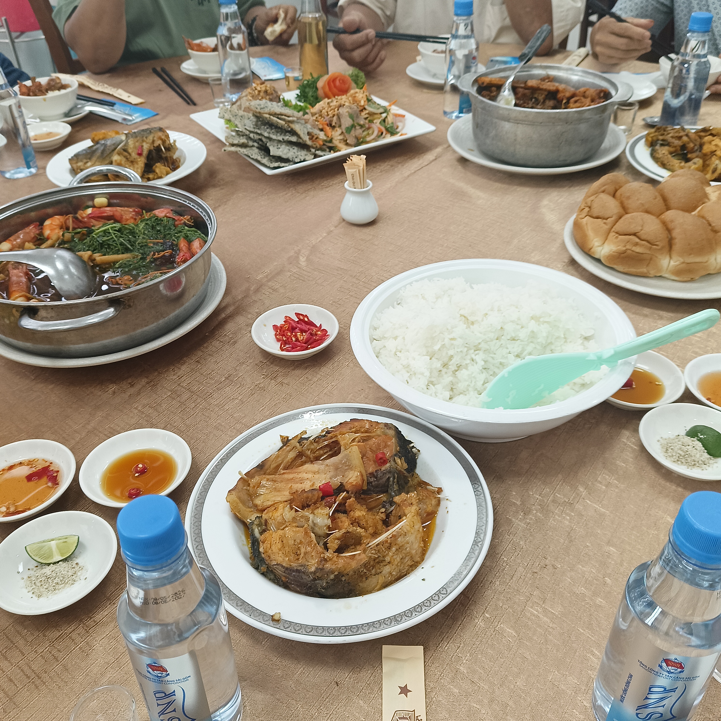 Bữa cơm đầm ấm với BLĐ: lẩu, cá kho, gà rô ti, cơm trắng. 🤤