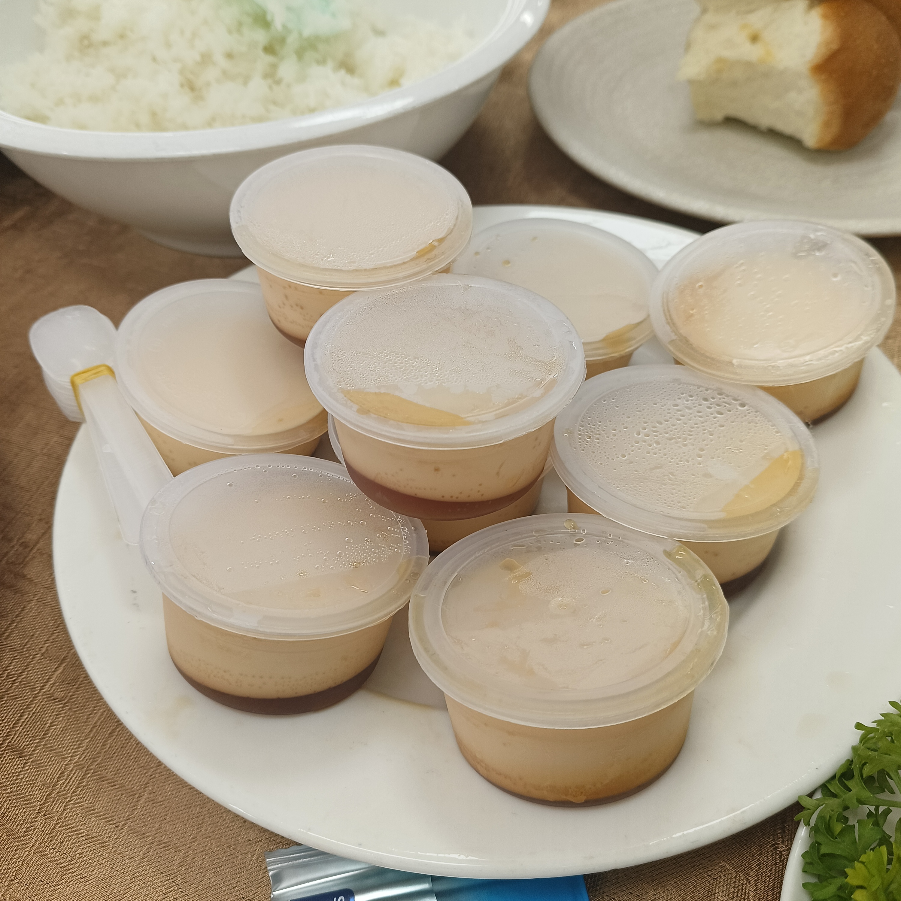 Tráng miệng với bánh flan khá ngon. 🤤