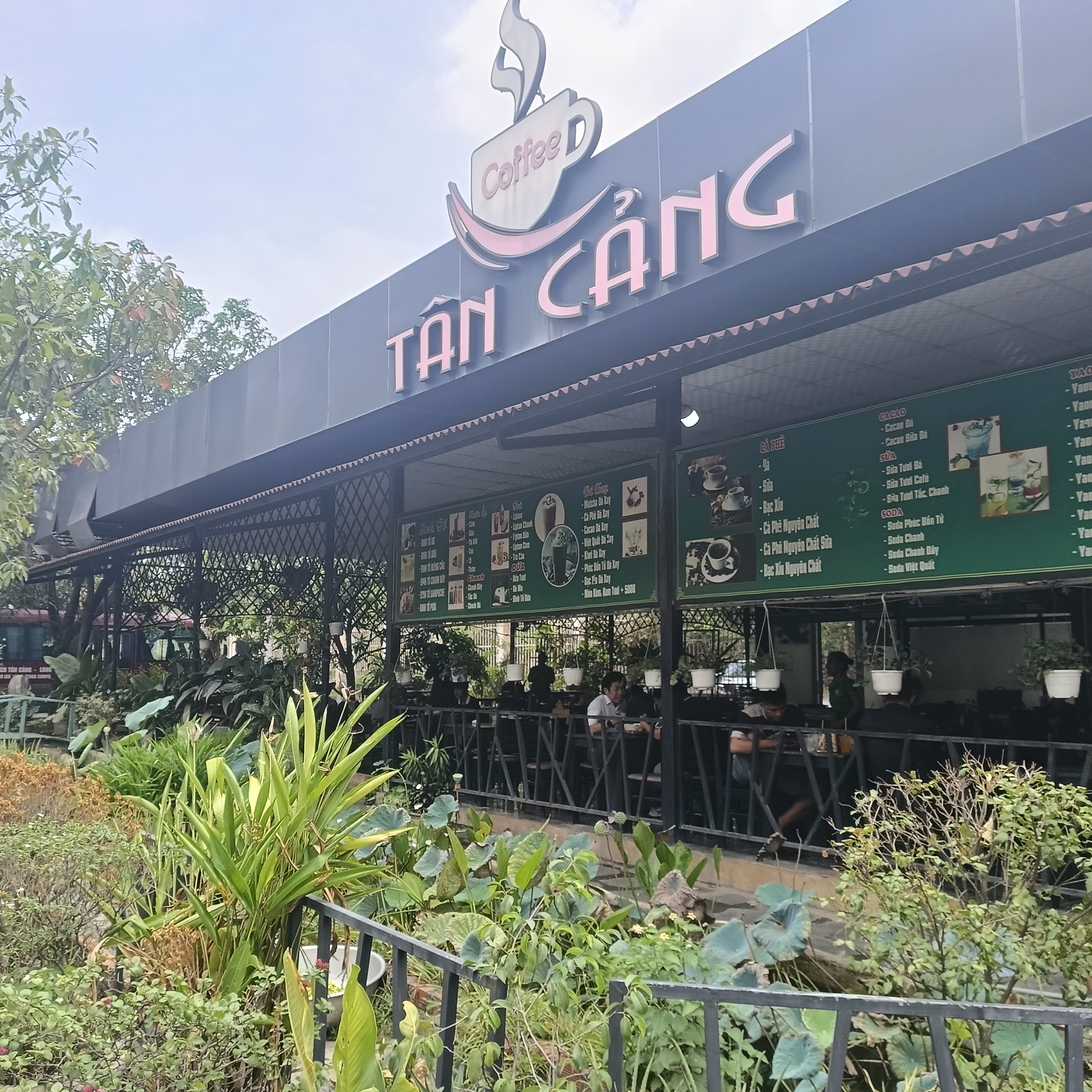 Tân Cảng Coffee ngay trong khuôn viên.