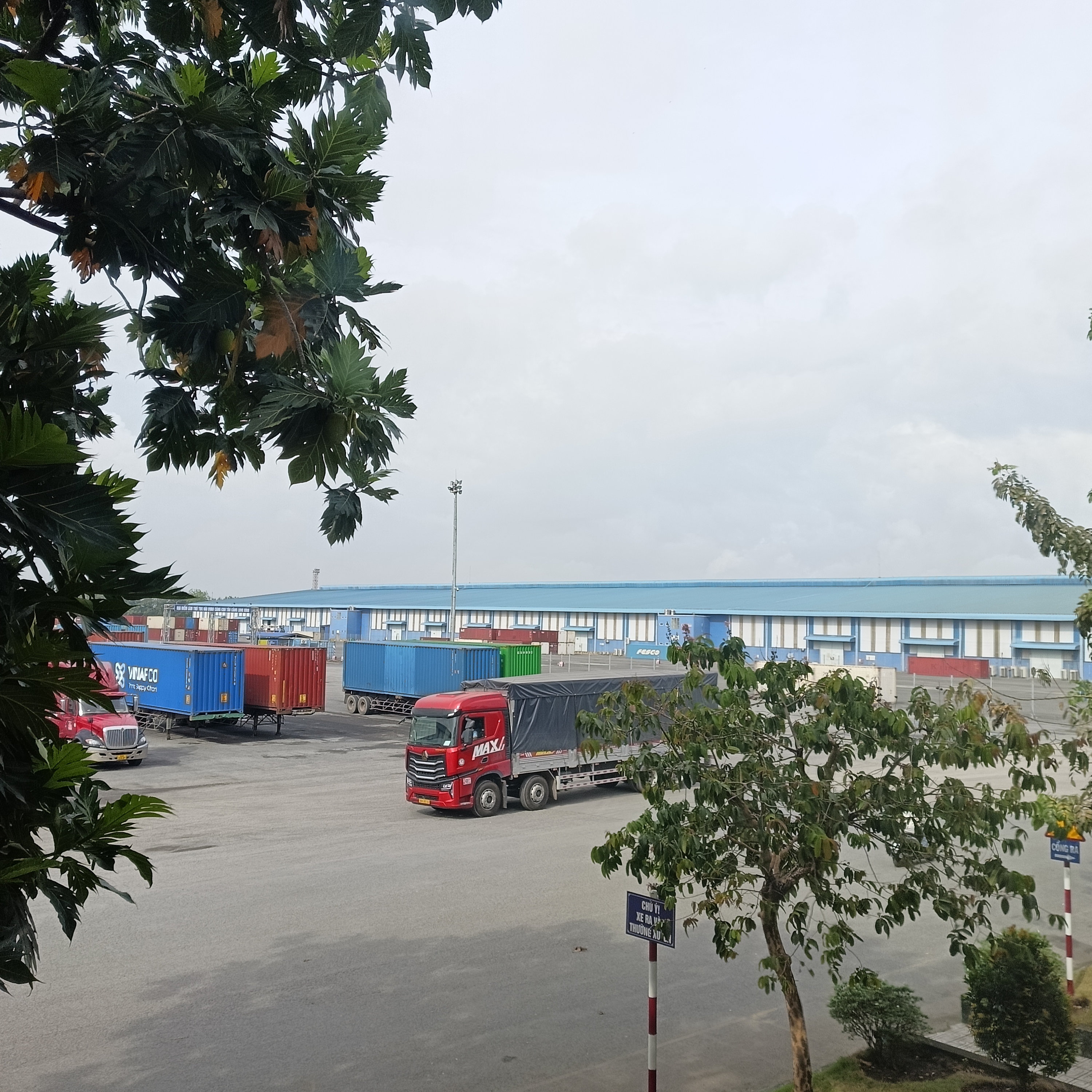 Kho bãi với xe container ra vào tấp nập.
