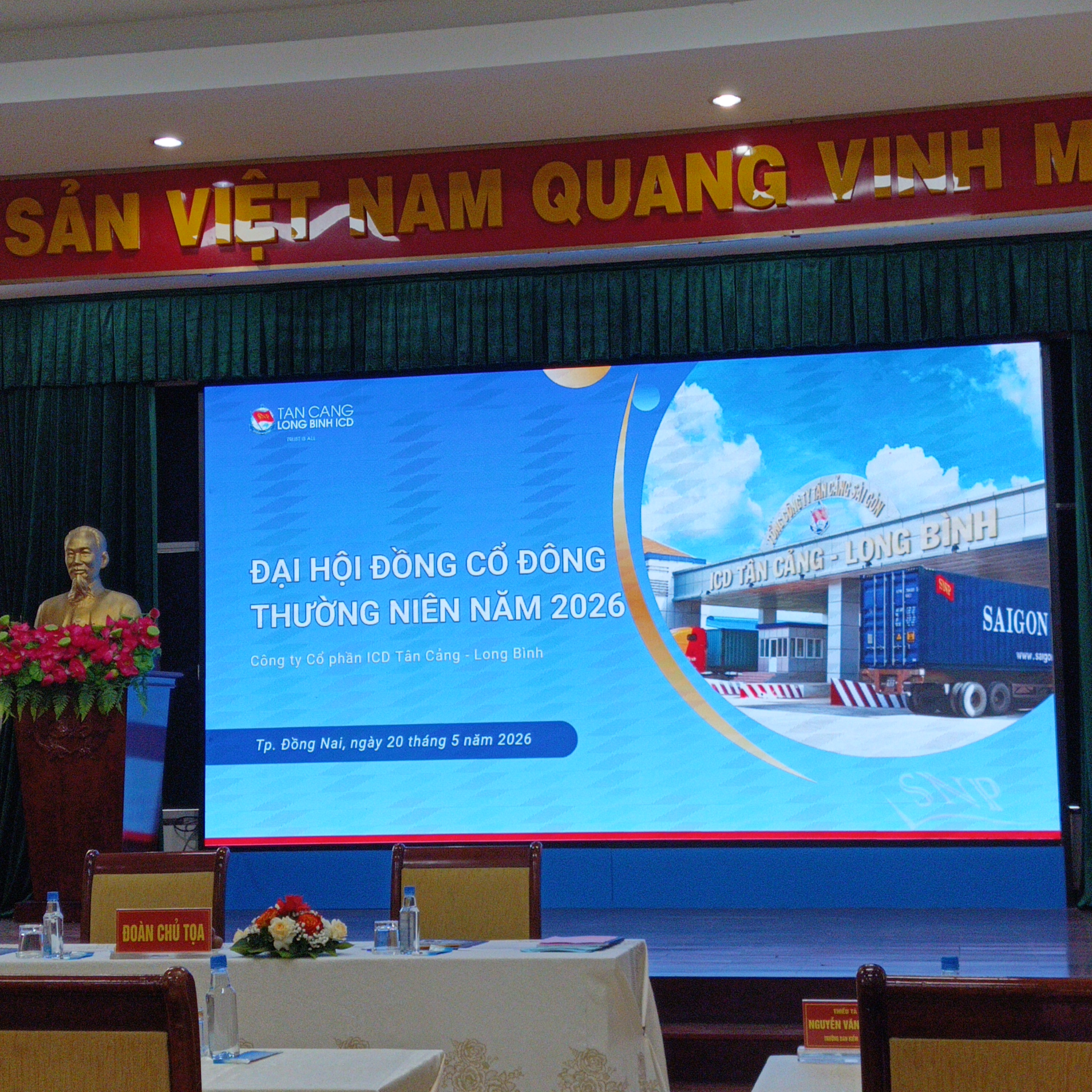 Background cuộc họp nhìn như đại hội Đảng. 🫤
