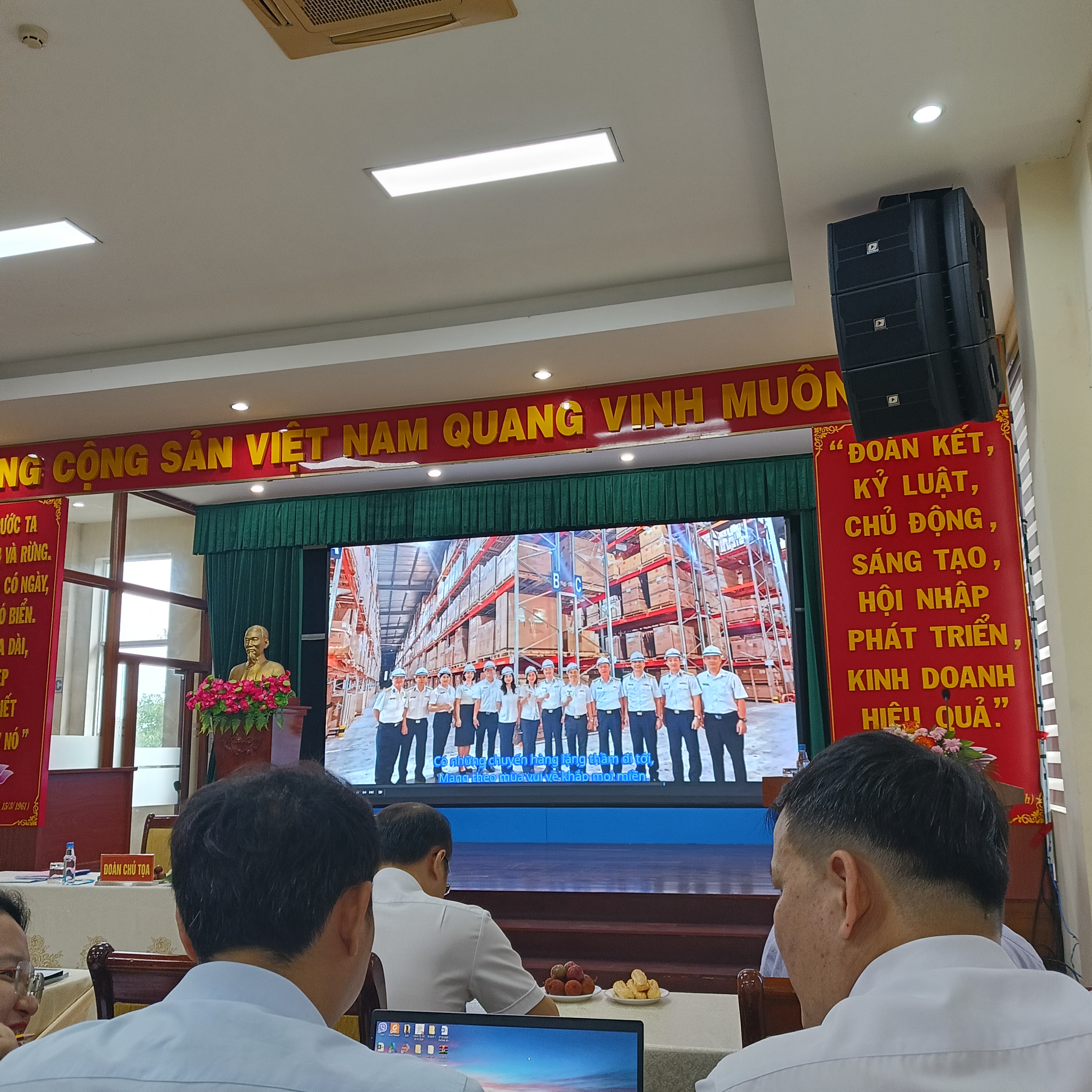 Phim giới thiệu công ty đang chiếu, nghe nhạc cảm giác như trở lại thời kháng chiến chống Mỹ. 🫤
