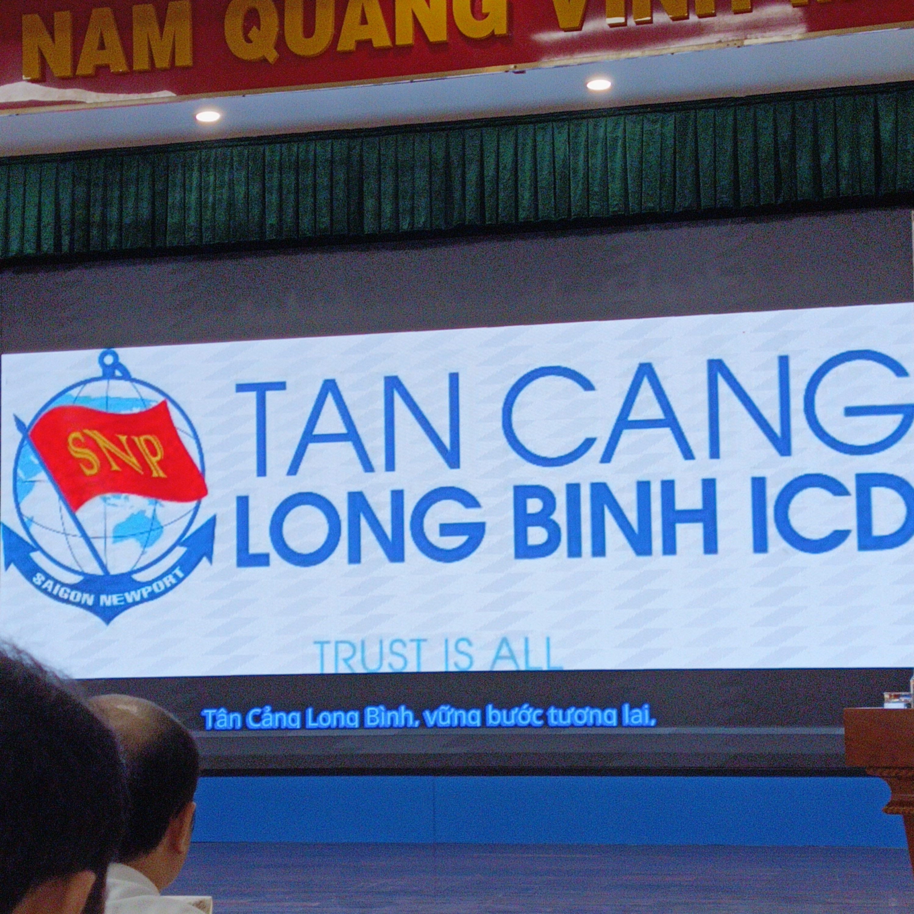 Màn hình kết thúc phim: &ldquo;Tân Cảng Long Bình, vững bước tương lai.&rdquo;