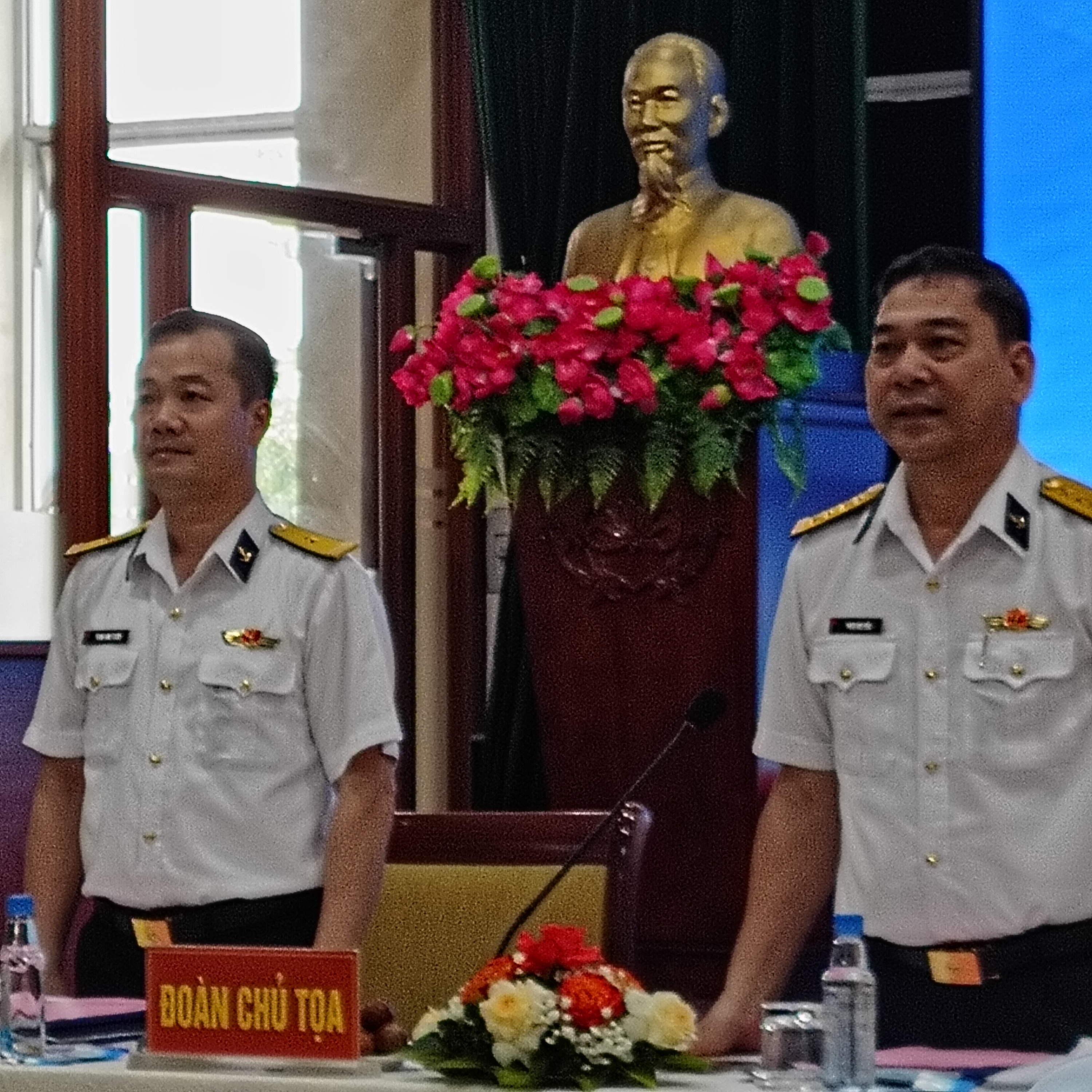 Đoàn chủ tọa: Giám đốc Phan Anh Tuấn (trái) và Chủ tịch Phan Anh Tiến (phải).