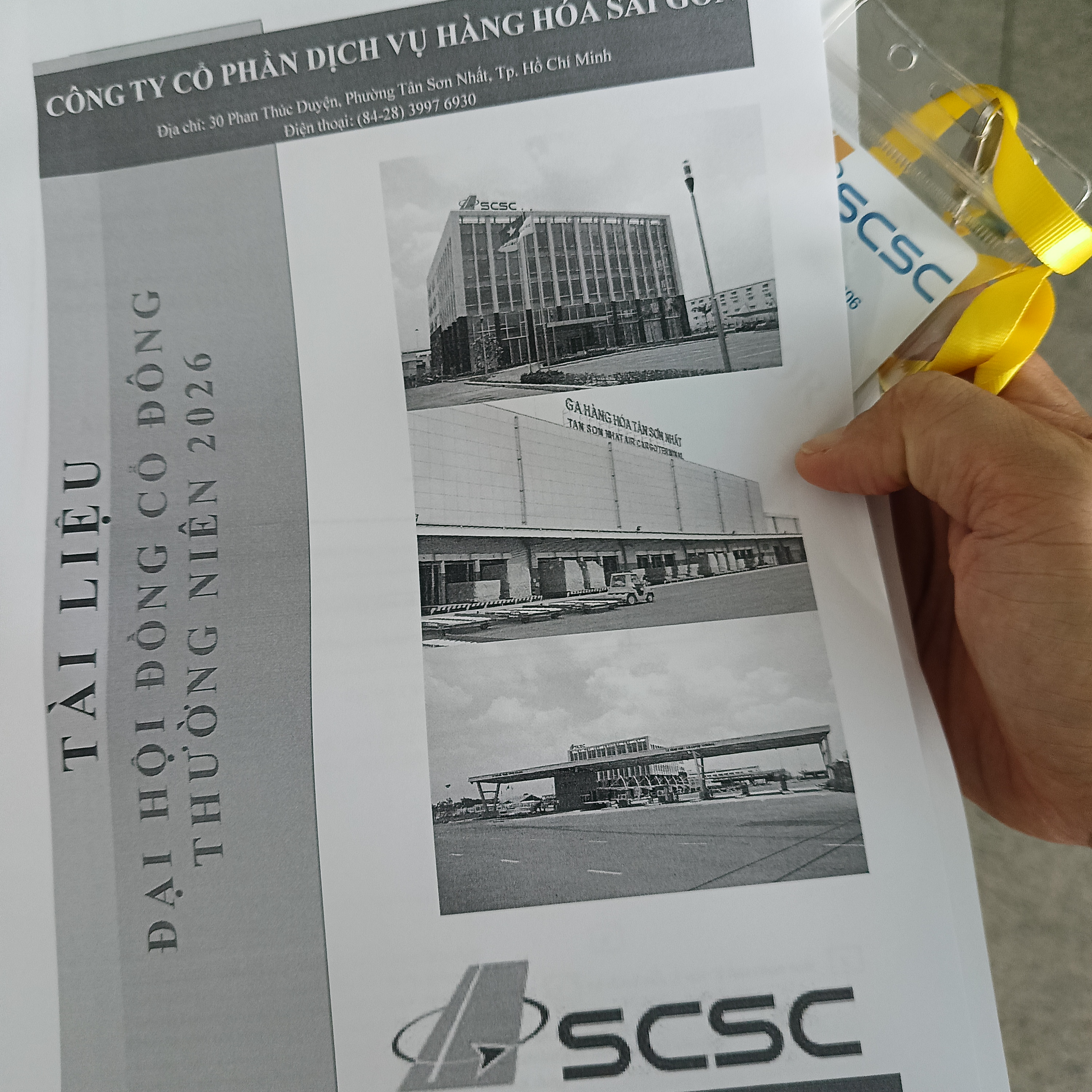 Tài liệu họp dài cộm được in chỉn chu và phát cho cổ đông.
