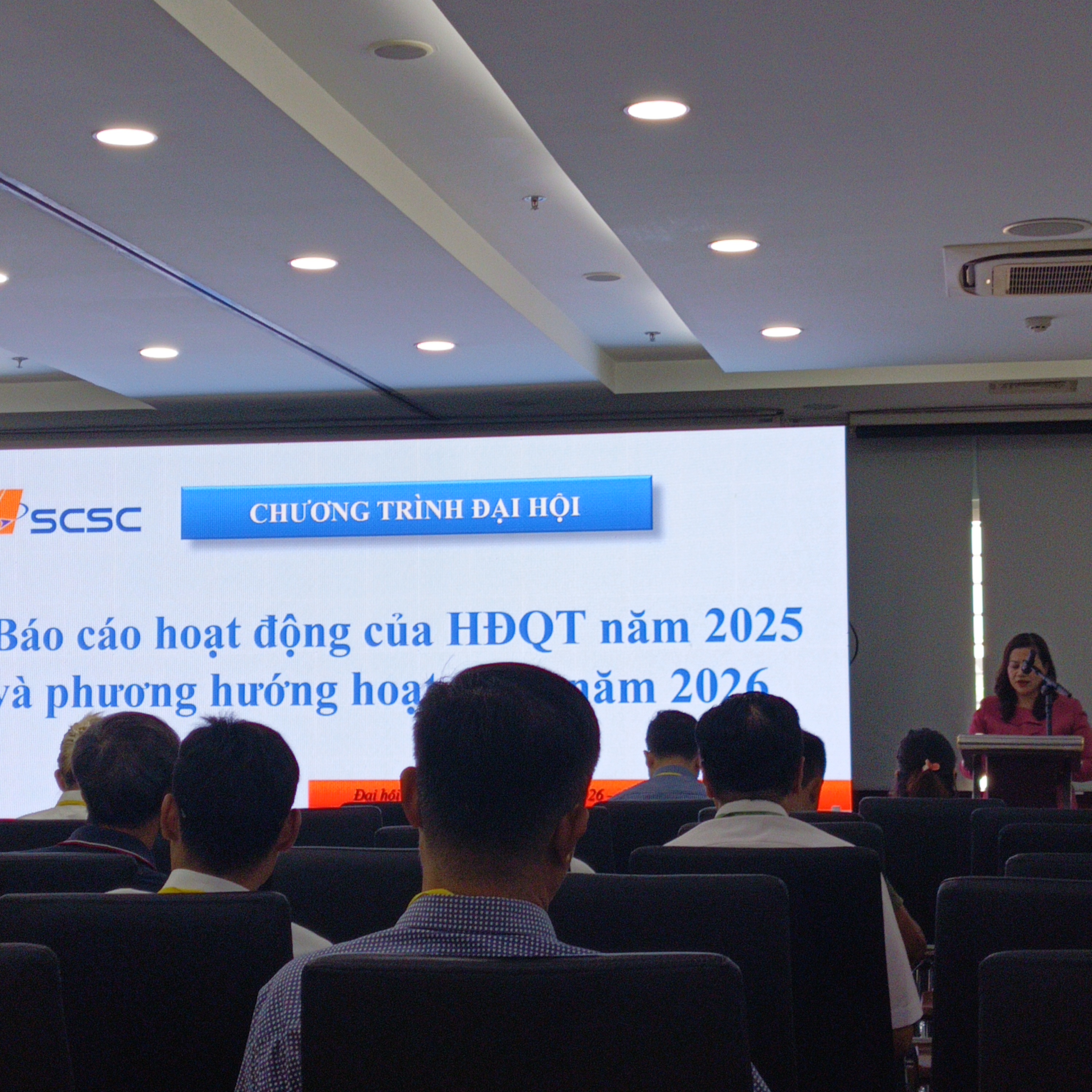 Không khí họp hơi chán, toàn đọc thuộc lòng như đang dự giờ. 🫤