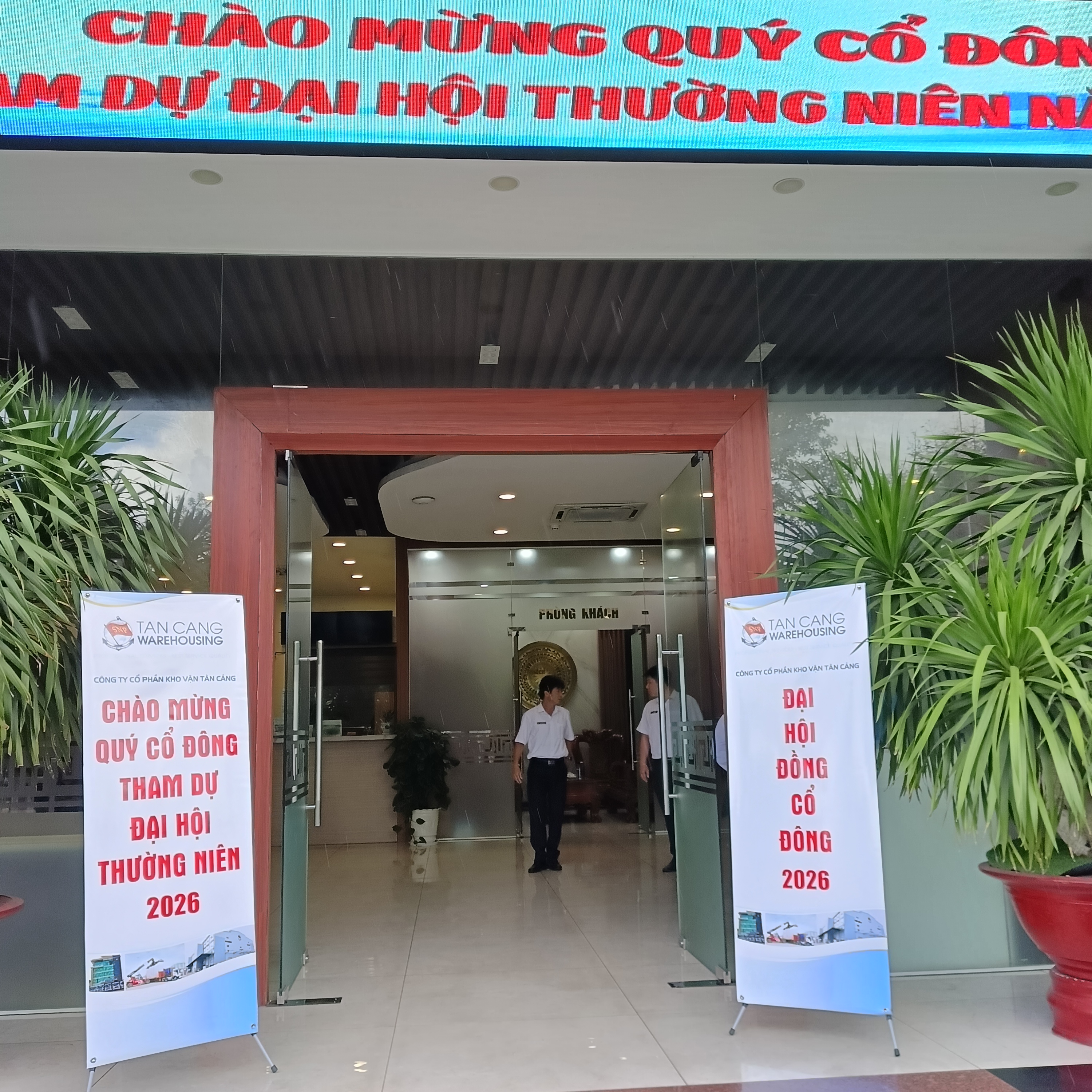 Lối vào phòng họp.