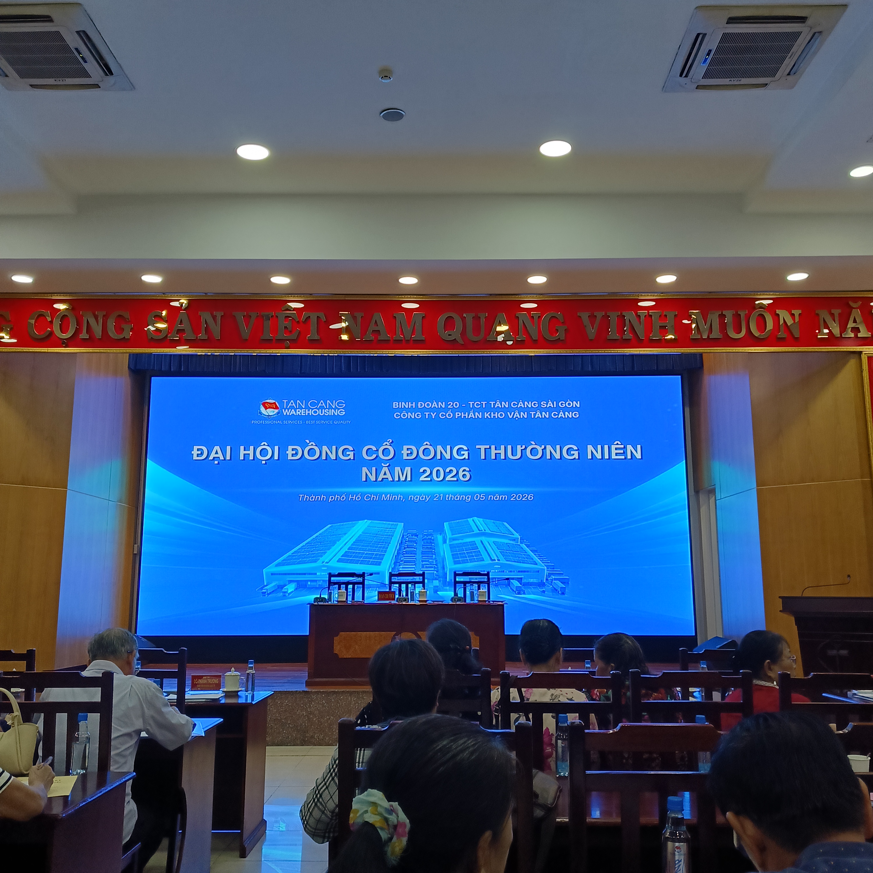 Không khí im phăng phắc như Hội nghị Diên Hồng. Mỗi lần cổ đông giơ phiếu, tiếng giấy xào xạc như đang hô: &ldquo;Đánh, đánh, đánh!&rdquo;