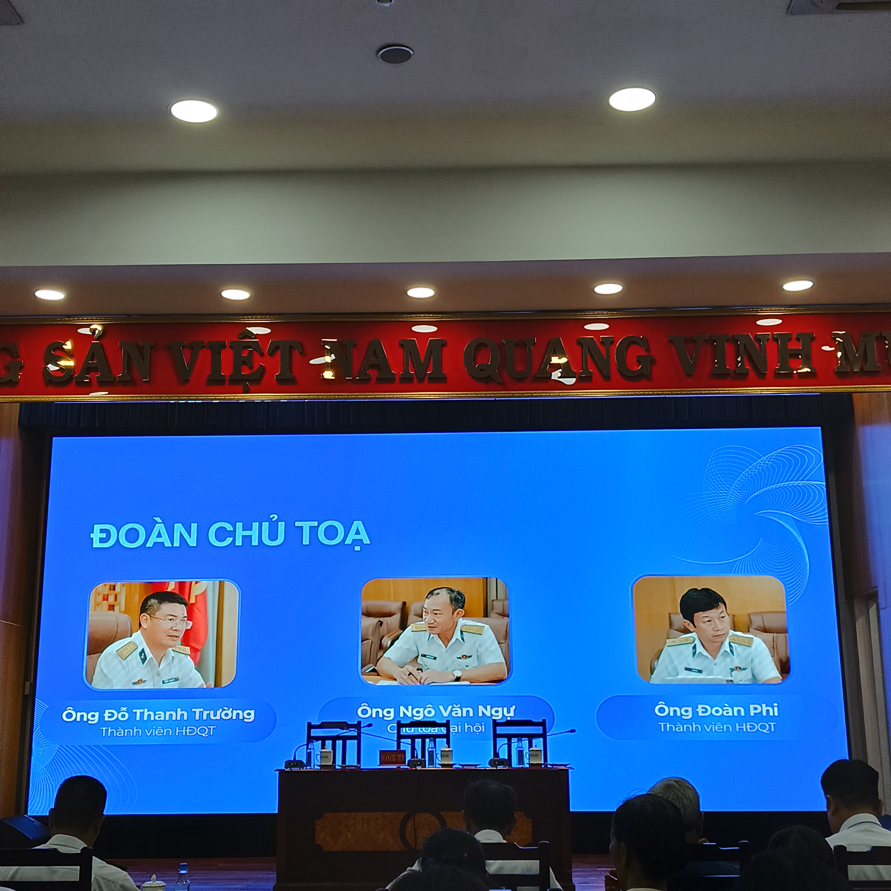 Đoàn chủ tọa: Ông Đỗ Thanh Trường (Thành viên HĐQT), Ông Ngô Văn Ngự (Chủ tịch đại hội), Ông Đoàn Phi (Thành viên HĐQT).