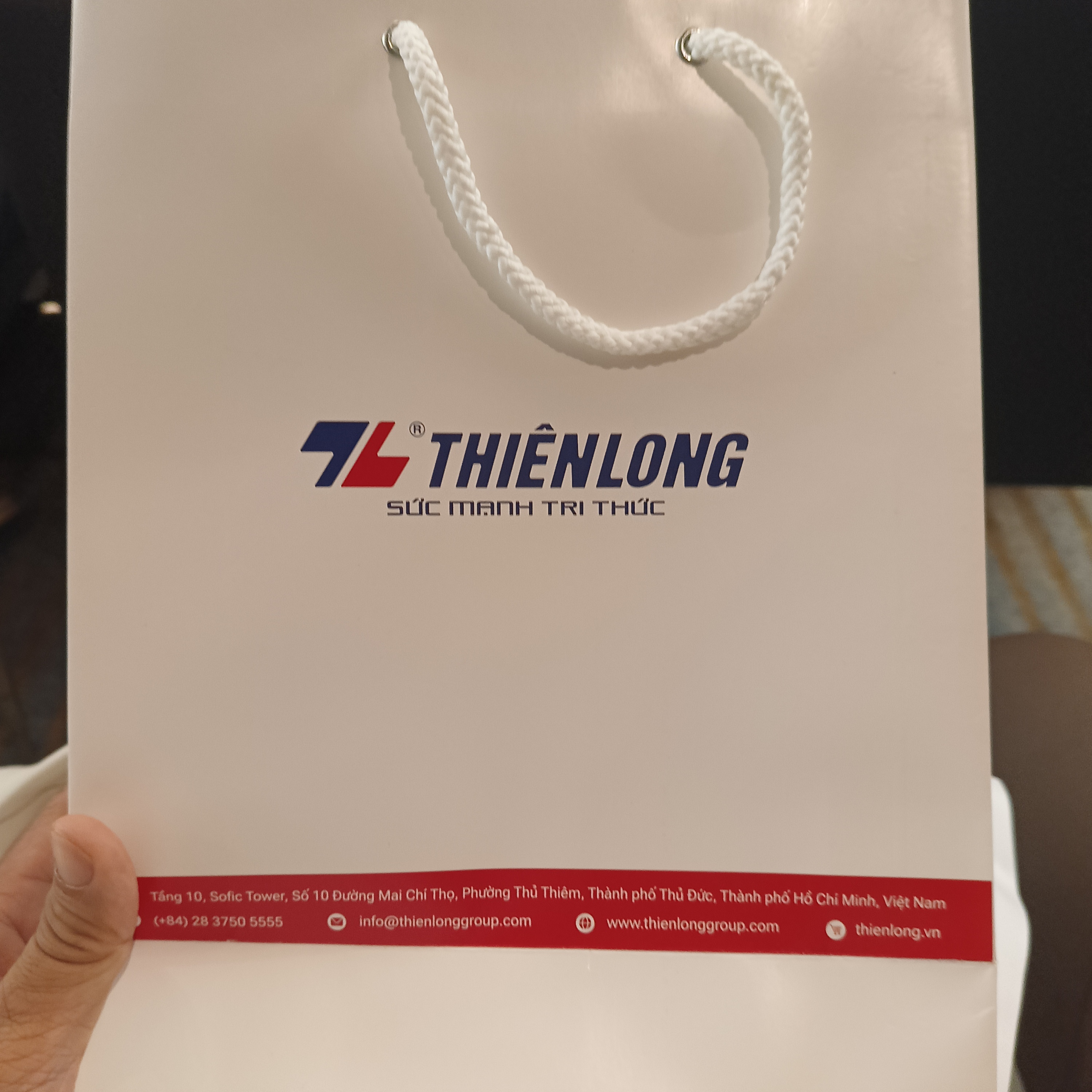 Quà tặng của Thiên Long, bút khá xịn, chắc sản phẩm mới, nhìn rất eco-friendly.