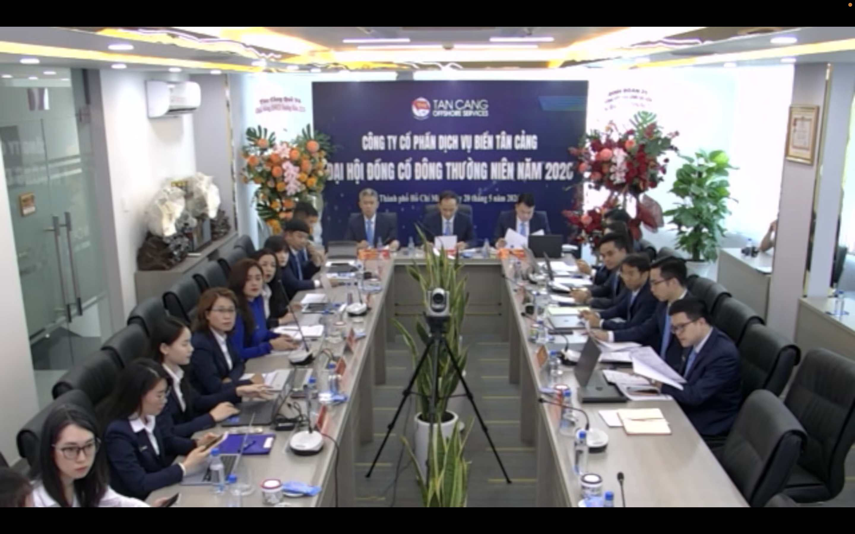 Đại hội diễn ra online, đoàn chủ tọa họp tại văn phòng.